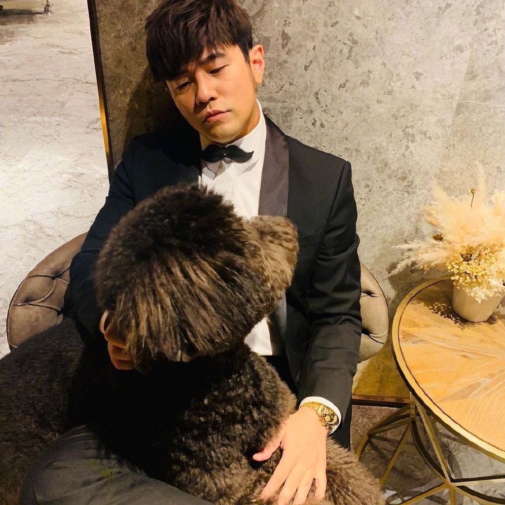 周杰倫被批耍大牌!粉絲送禮遭保鑣粗暴打手