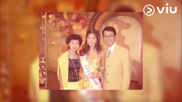鄧上文於2005年參加香港小姐競選,其父親是香港著名藝人鄧英敏,是有名的金牌司儀