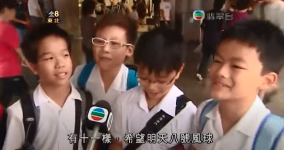 極為天真的小學生心直口快,竟因抱怨有十一樣功課,而在鏡頭前祝願香港有龍捲風來襲