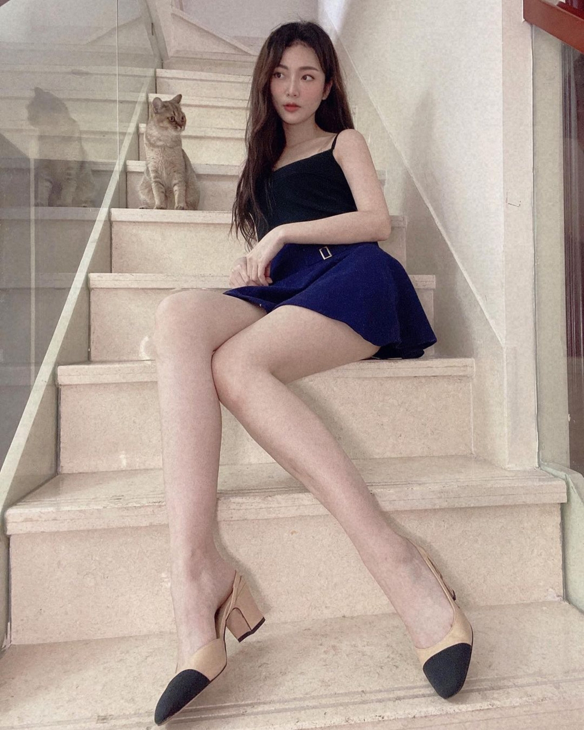 同為宅男女神的王卓淇在無綫都是數一數二的荀盤之一。身為港姐亞軍的她樣子甜美,家中做護膚品生產商身家過億