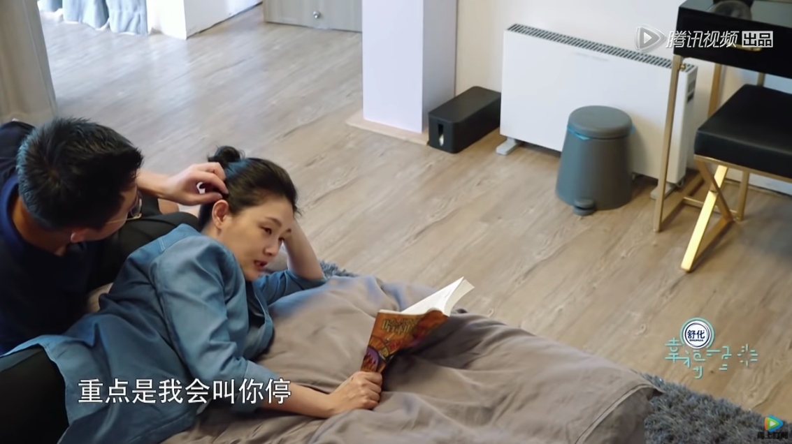 當汪小菲邀請大S一起出去踩單車時，坐在後座的大S因為對單車有恐懼而顯得非常害怕