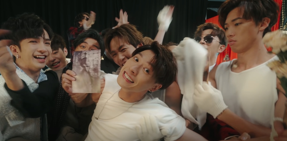《BOSS》一曲顯得MIRROR全員十分有活力,位位也面帶燦爛笑容
