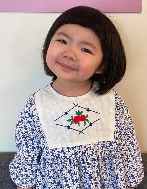 李璨琛囡囡李元元(Lucy)有著胖胖的臉蛋,可愛自信的搞怪表情令她爆紅!Lucy年紀輕輕就已經有著鮮明的個性