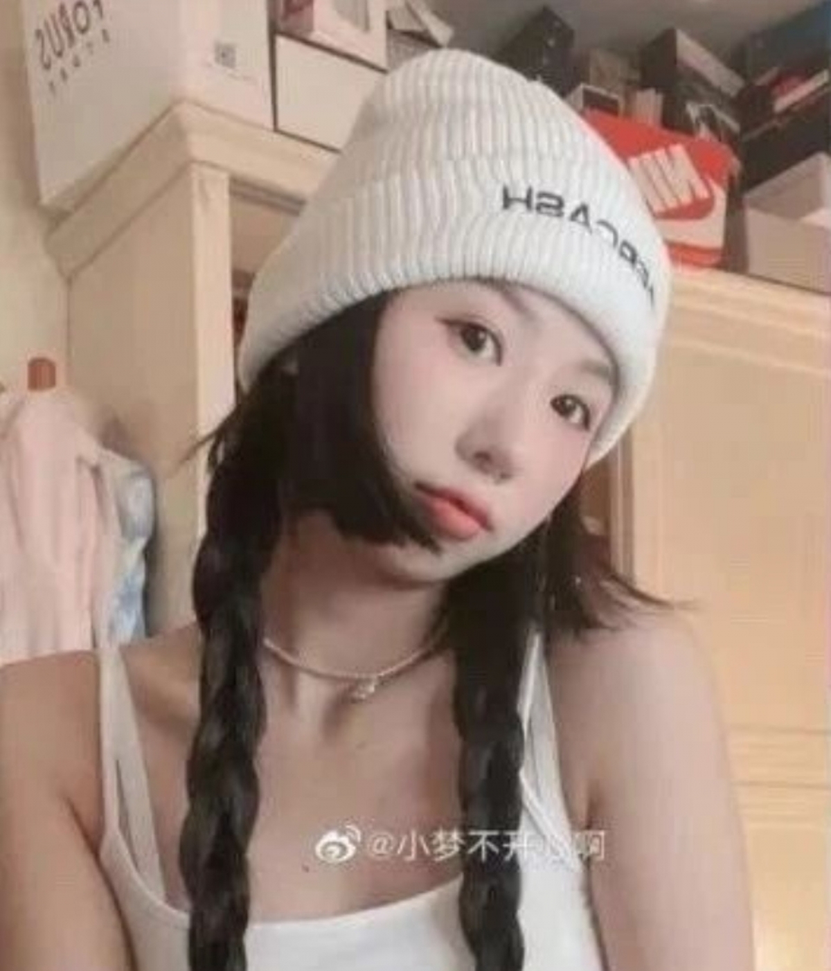 小夢也曾有疑似露過臉,而相中的她也絕對沒有令網民失望,含羞答答和皮膚白皙的她,不但有著一雙大眼睛和高鼻子