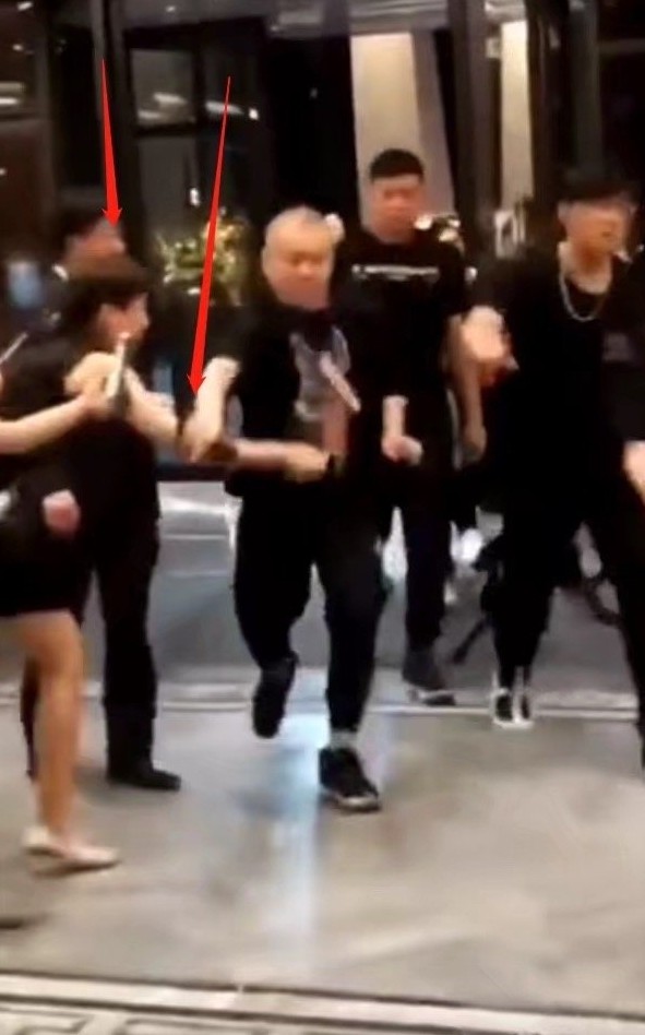 周杰倫被批耍大牌!粉絲送禮遭保鑣粗暴打手視而不見?