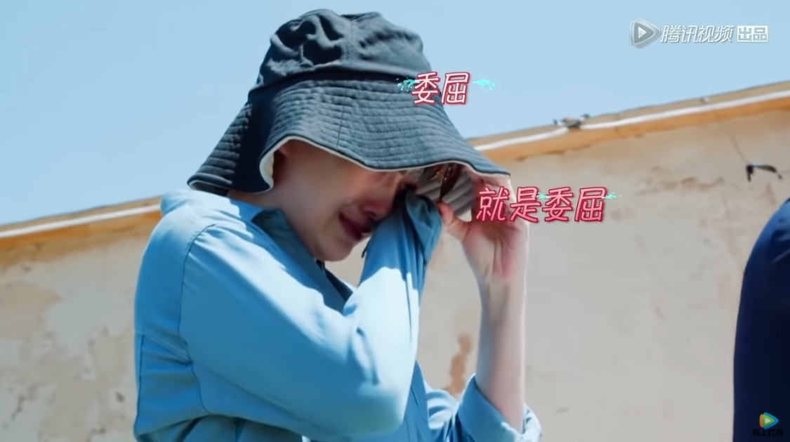 當汪小菲邀請大S一起出去踩單車時，坐在後座的大S因為對單車有恐懼而顯得非常害怕