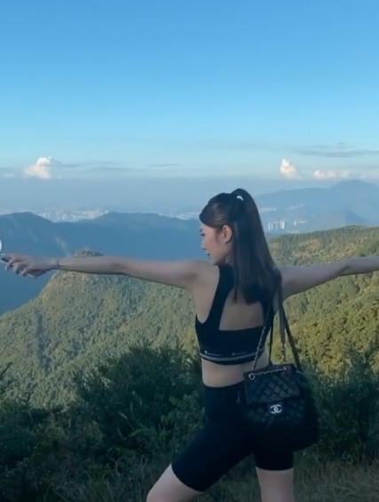 最常出現的日常手袋也是Chanel,無論旅遊還是行山也會拿著。