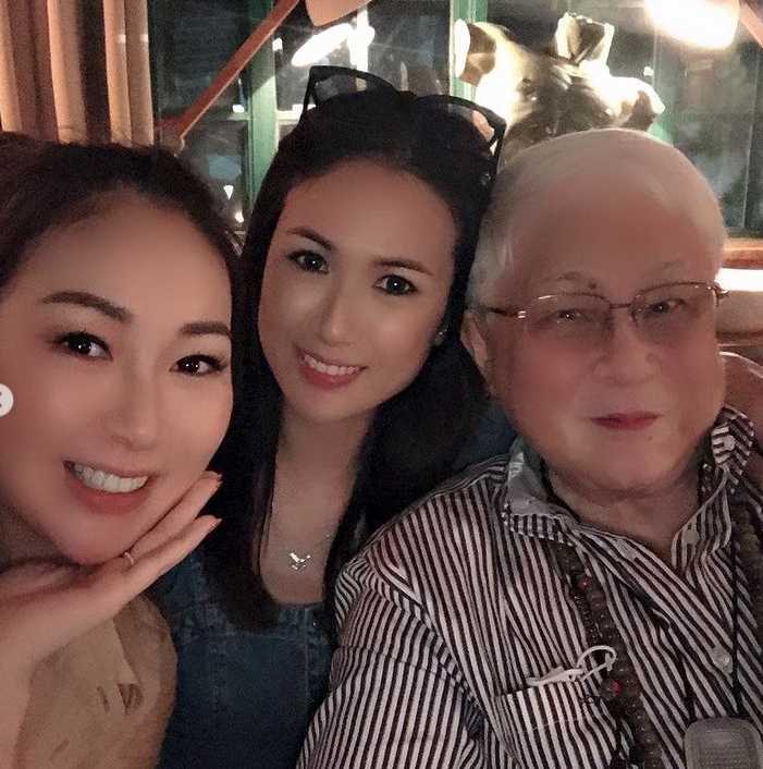 莊思敏和莊思明都在父親節和爸爸慶祝,十分有福相的莊爸爸在相中擁著女兒十分幸福。