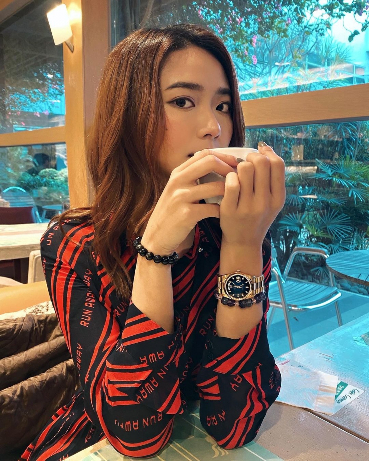 戴祖儀亦是含著金鑰匙的年輕女星,有位從事地產的富爸爸,她熱愛蒐藏藝術品和名錶,早前被嘲單是名錶已經有幾棟樓的首期!