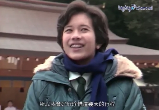 青澀的中學生莫文蔚原來留著一頭短髮,五官幾乎沒有變化,氣質也一樣親切和藹。