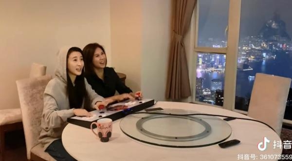 林夏薇在2015與金融才俊莫贊生結婚,雖然比她年長16年但婚後生活富貴,住在超過15億位於山頂的獨立豪宅