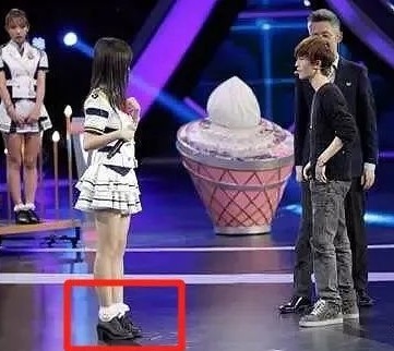 鞠婧禕的身高也成為網民關注點之一,雖然她在娛樂圈是一位美女,但是在過往的相片可見
