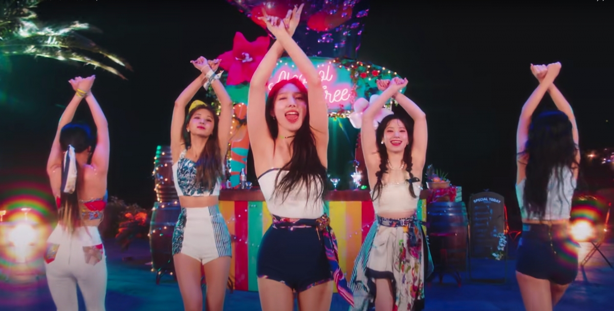 Twice新造型全由絲巾做？盤點韓女團神奇打歌服，Blackpink頭帶當腰帶/Aespa口罩當上衣