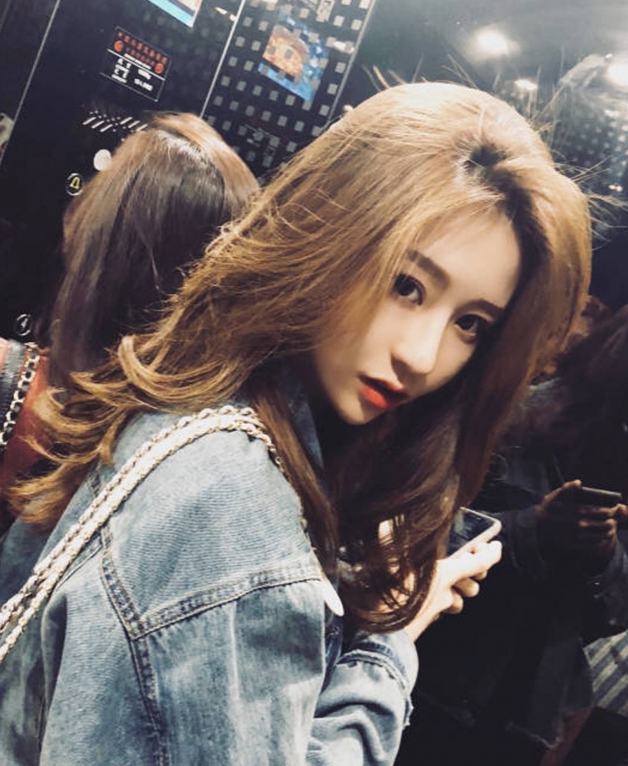 抖音女神溫婉年僅17歲粉絲就破千萬，不過近日就因在直播時沒有開啟美顏濾鏡