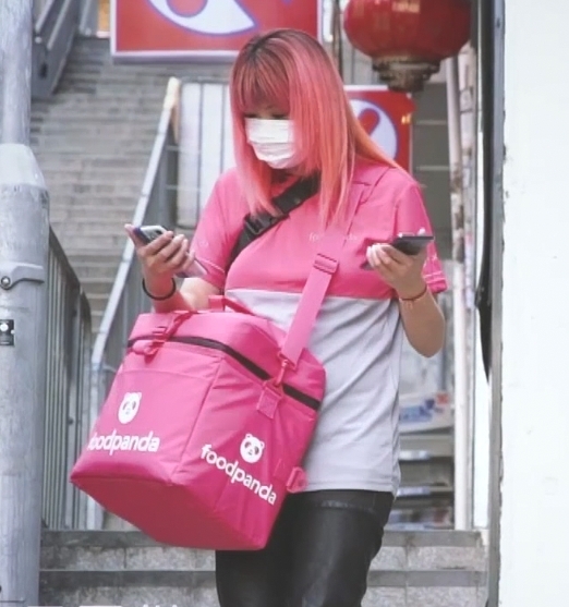 中女唔易做杜如風｜送貨地點較近，一般行路去做可，不過杜如風也感到很擔憂，續問：「搭的士得唔得？」