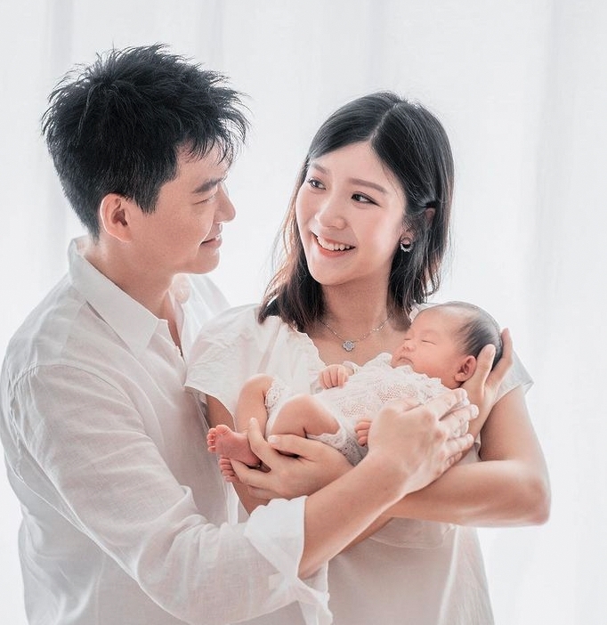閃婚誕下女兒的余香凝首次甜曬一家三口的家庭照!余香凝和老公擁著囡囡Clare,流露甜蜜的氛圍。