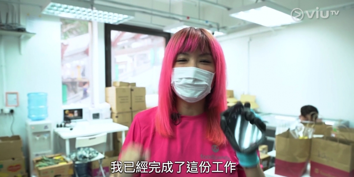 中女唔易做杜如風｜收到訂單，隨即拿起紙袋負責執單，在旁亦有前輩全程貼身指導，教她如何執貨