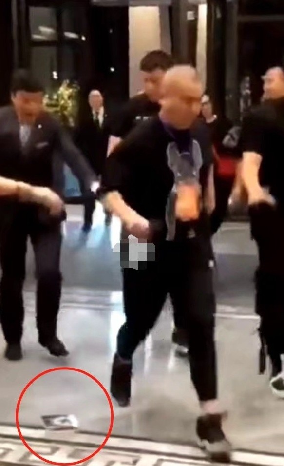 周杰倫被批耍大牌!粉絲送禮遭保鑣粗暴打手視而不見?