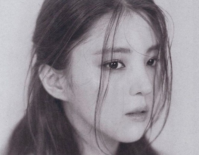 不過近日竟然有一位素人因為和韓韶禧大撞臉,被封「最強小三臉2.0」!