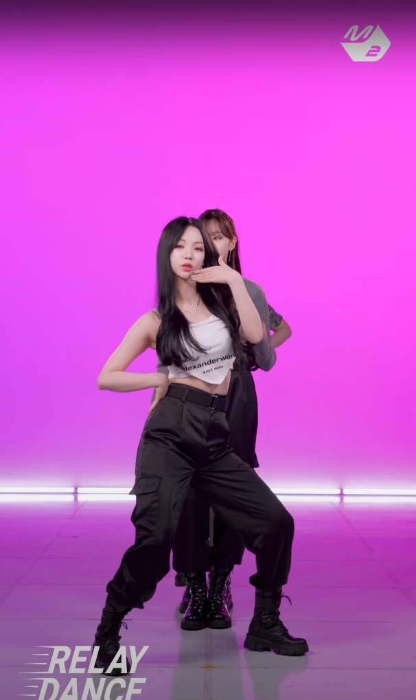 Twice新造型全由絲巾做？盤點韓女團神奇打歌服，Blackpink頭帶當腰帶/Aespa口罩當上衣