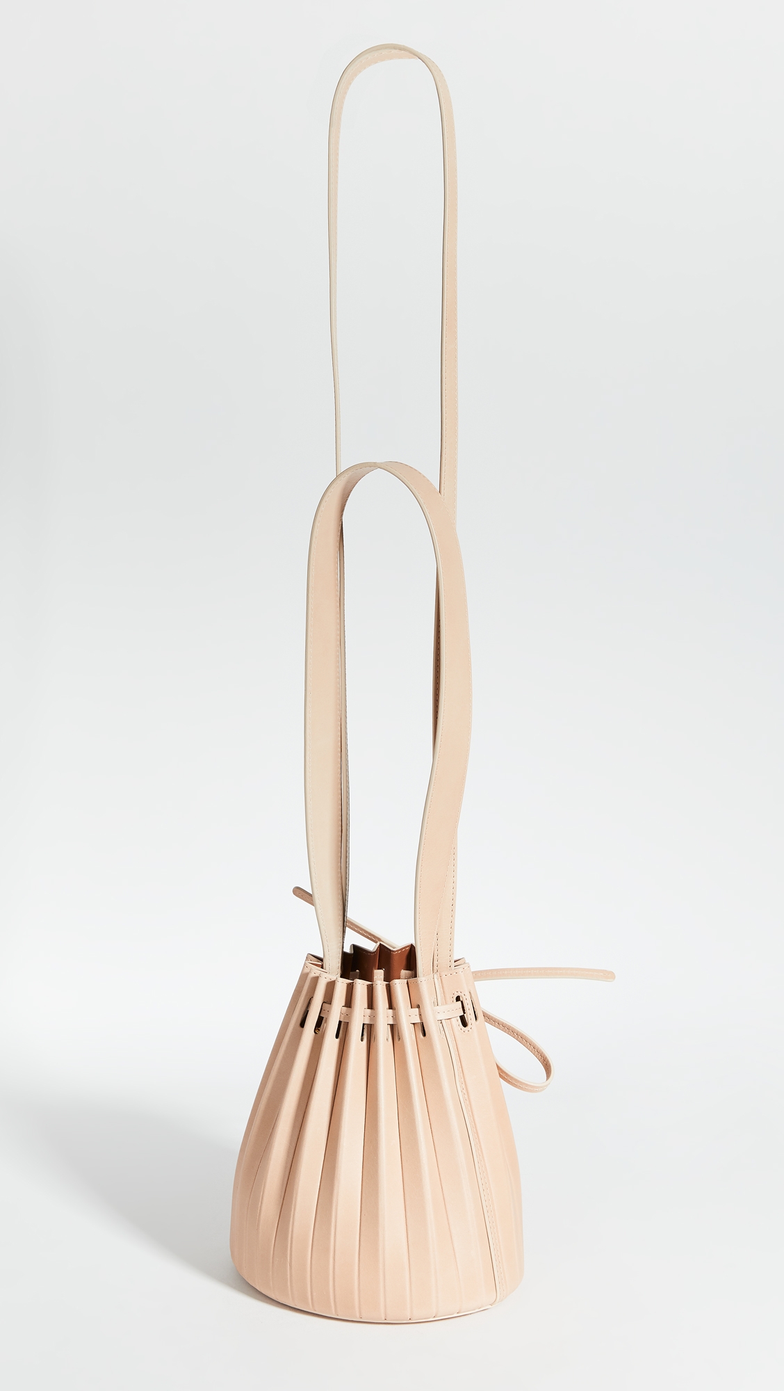 【名牌手袋2021】6款歷久不衰又百搭的「水桶袋」！最平5,400就能入手，網購LV/Loewe/YSL矚目款