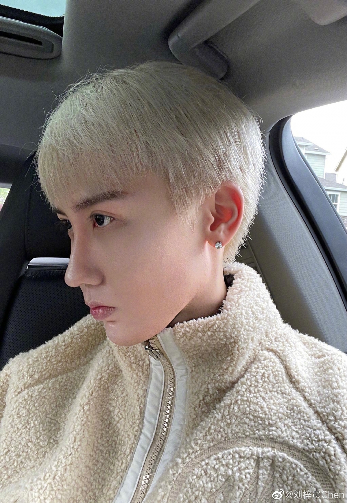 不少網民都把焦點放在蛇精男劉梓晨的樣子上,因為他罕有的沒開美顏功能拍片