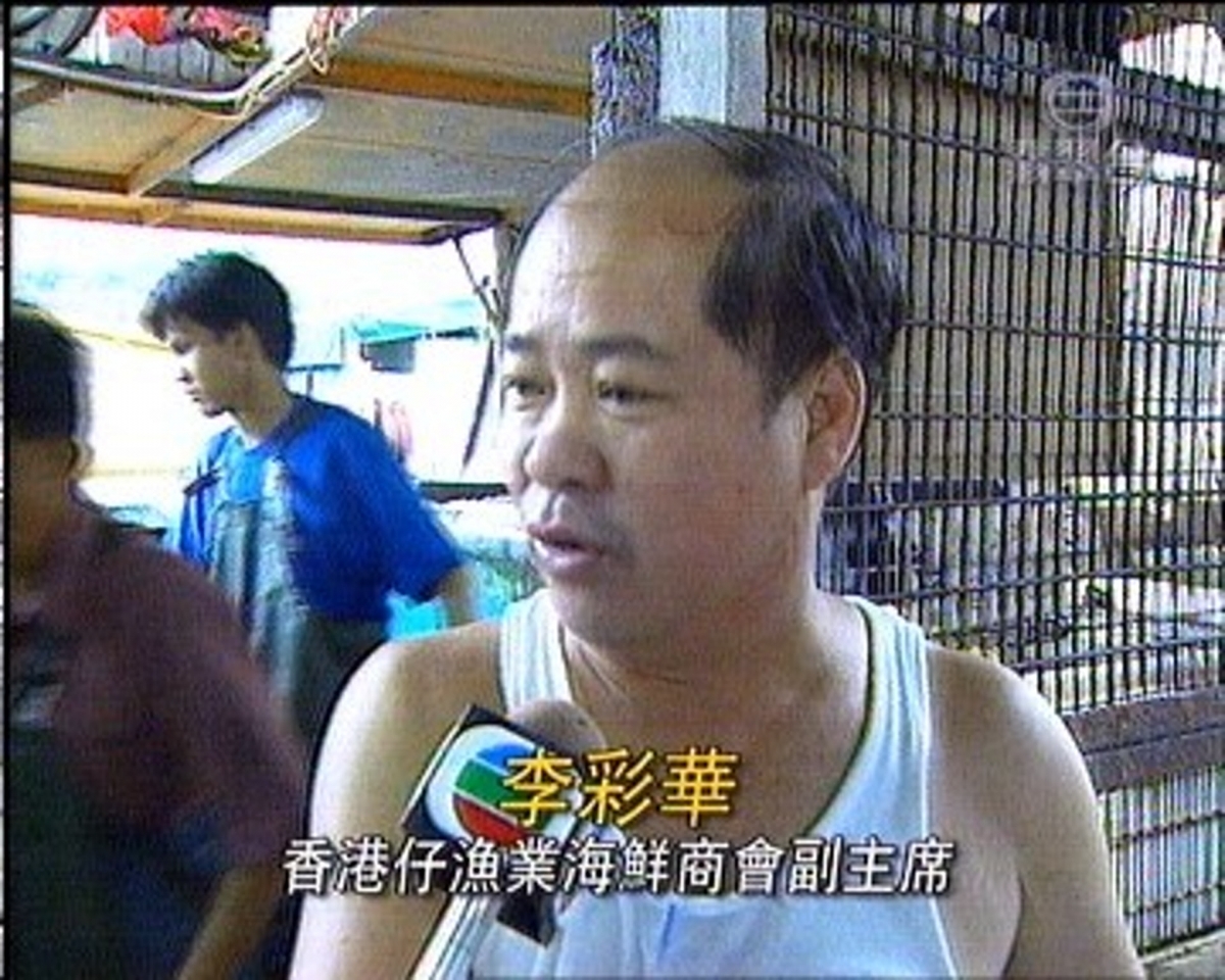 引起在討論區上就有「李彩華小背心」的話題,網民都誤以為是女藝人李彩華