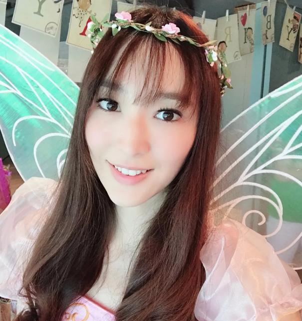 吳佩慈自 2014 年未婚懷孕富商男友紀曉波的孩子後,從此就退隱娛樂圈