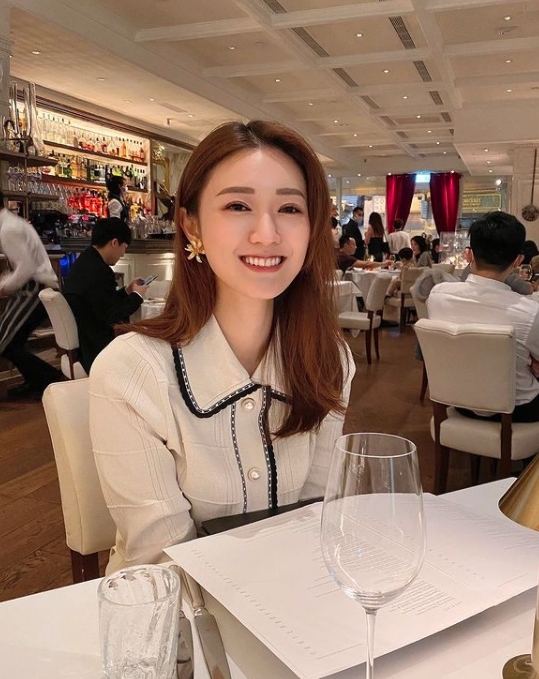 張寶兒亦是圈中的隱形富家女,家中經營內衣生意,傳於禮頓山擁有多個物業,估計至少值3億