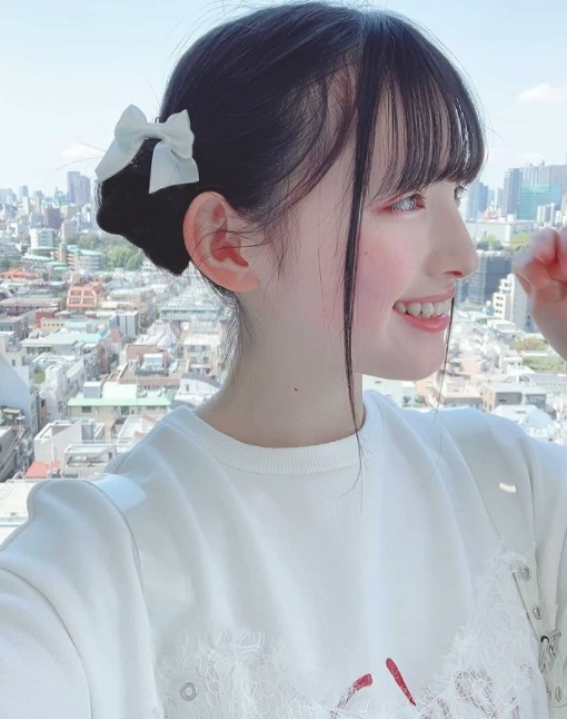 女生選擇在耳朵塗上腮紅,是最自然又可愛的好位置