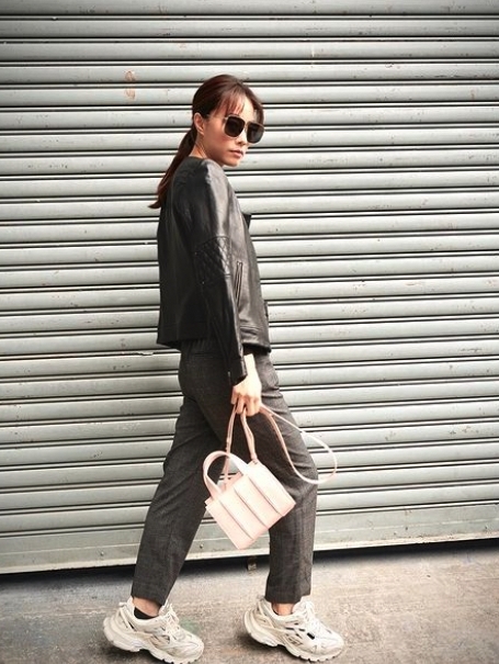 鄧麗欣(Stephy)身為玉女女神氣質本以夠亮眼,打扮亦樸素大方