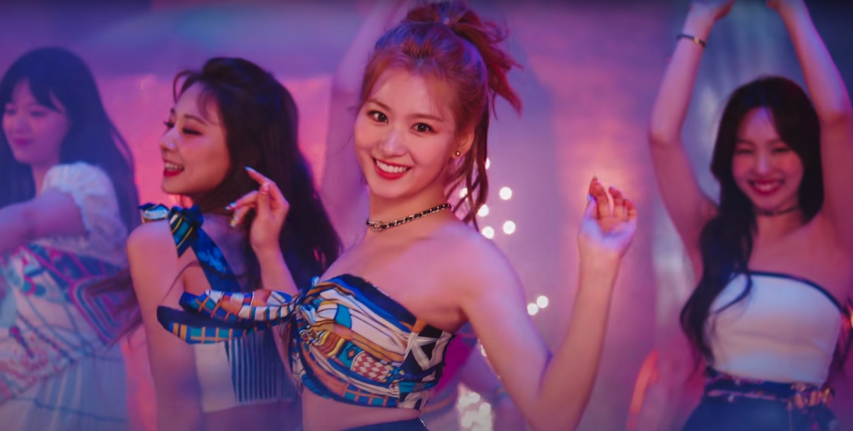 Twice新造型全由絲巾做？盤點韓女團神奇打歌服，Blackpink頭帶當腰帶/Aespa口罩當上衣