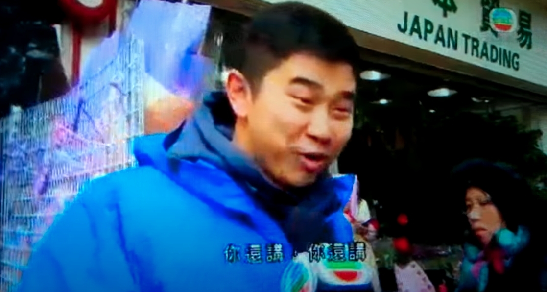 情人節送花的新聞訪問!記者訪問一位男子在情人節中買花贈誰人,怎料男子原來買了2束