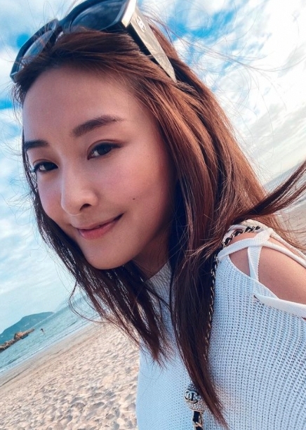 她還