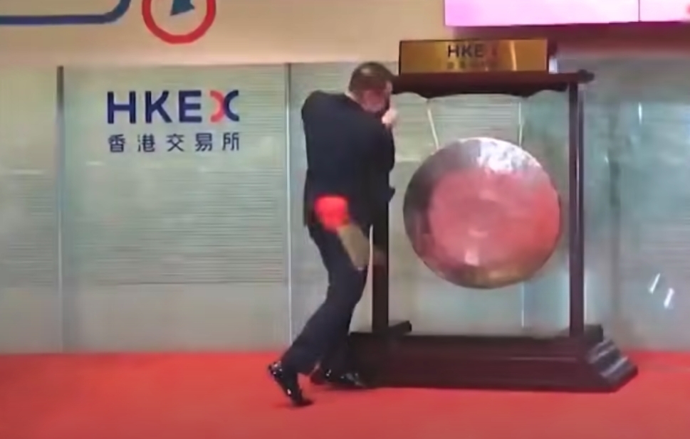 在港交所上市敲鑼的一幕,就無意攝下了一位股東因猛力敲鑼而甩手飛丟鑼棍,經典爆笑的一幕成為了被網民瘋傳的片段。