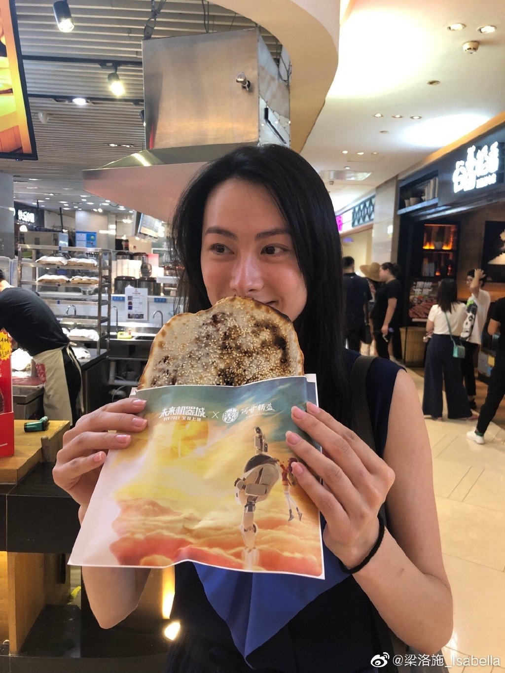 雖然未能如願嫁入豪門,不過 Isabella 總算生活無憂。分手並退隱娛樂圈後,她帶著三名寶貝仔移居加拿大生活,閒時與兒子做做手作、逛逛街市,不時為兒子下廚做飯、過著平凡低調的幸福生活。