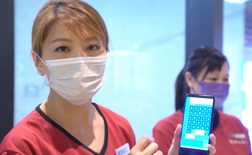 康子妮早前擔任《中女唔易做》的其中一位嘉賓，首次嘗試挑戰當「譚仔姐姐」