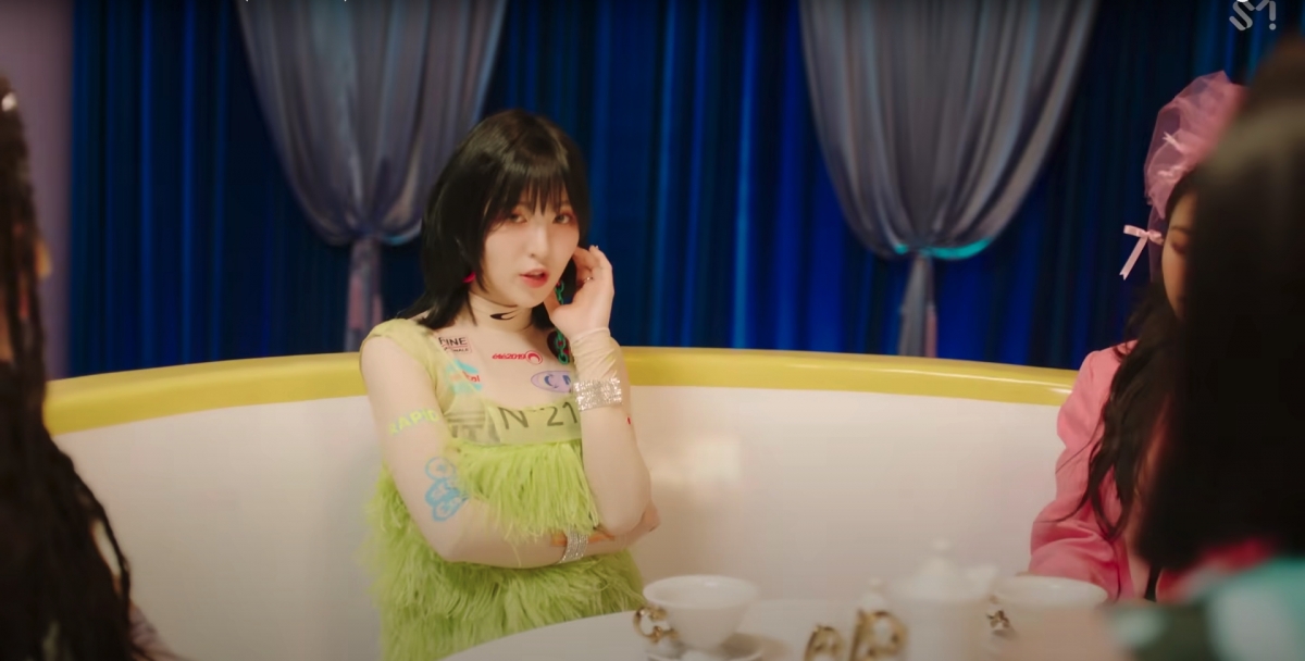 Twice新造型全由絲巾做？盤點韓女團神奇打歌服，Blackpink頭帶當腰帶/Aespa口罩當上衣