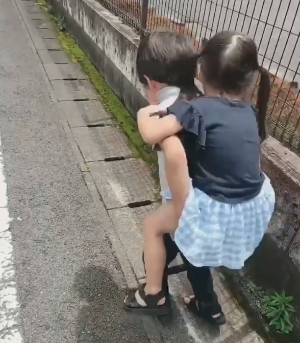 Sho不但會幫妹妹穿襪子,還會餵她吃零食,還會用他的毅力背起妹妹走路