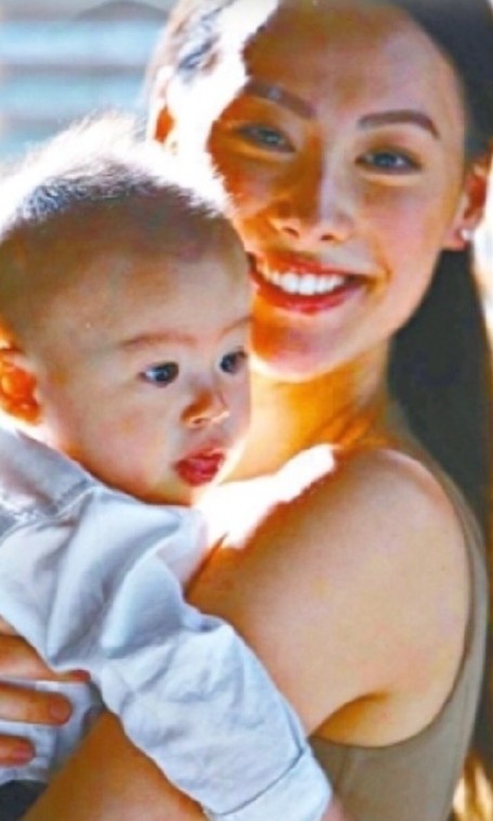 2009年,梁洛施就突然宣布在加拿大為李澤楷誕下大仔李長治;一年後, Isabella 又再度為李澤楷於美國秘密誕下雙胞胎男嬰李長亨、李長軒,短短兩年多時間就搖身一變由青春偶像明星變成三子之母,惜依然未能成功嫁入李家豪門。