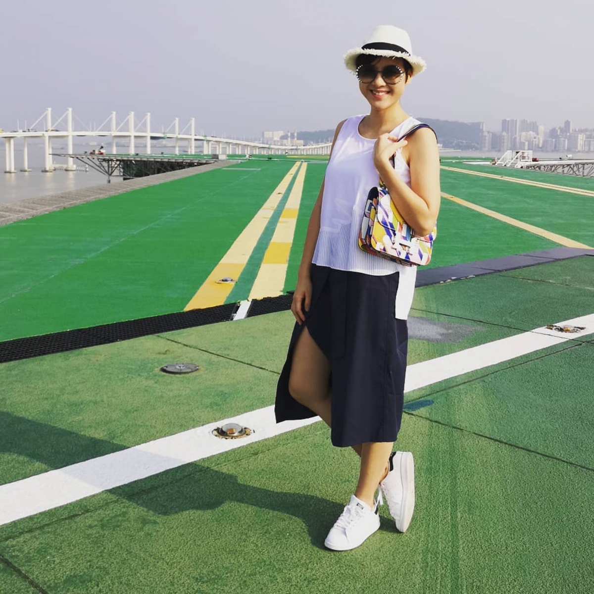 陳豪知道老婆是愛馬仕的忠實粉絲,為她送上一個七彩Hermès Constance 系列手袋
