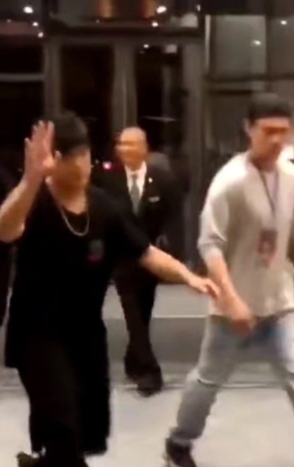 周杰倫被批耍大牌!粉絲送禮遭保鑣粗暴打手視而不見?