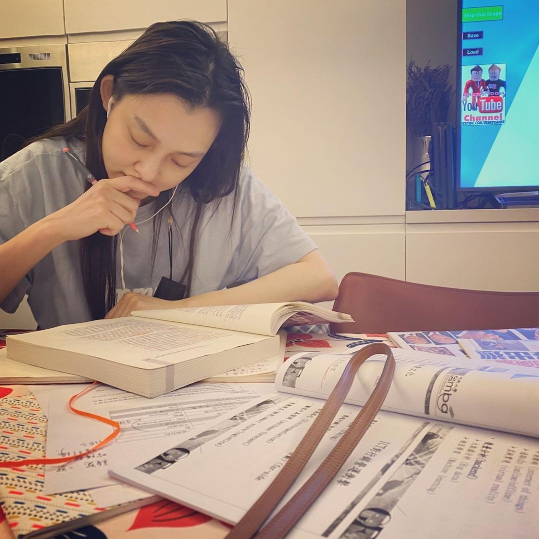 范瑋琪澄清了自己非哈佛大學學生後,曾在媒體的訪問中坦言對於撕掉高學歷標籤感到很自在