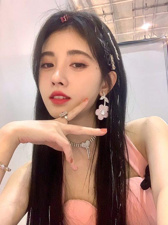 現年27歲的鞠婧禕於 2013年在組合SNH48出道,因為有著神仙般的顏值,因此被網民封為「4000年一遇美女」