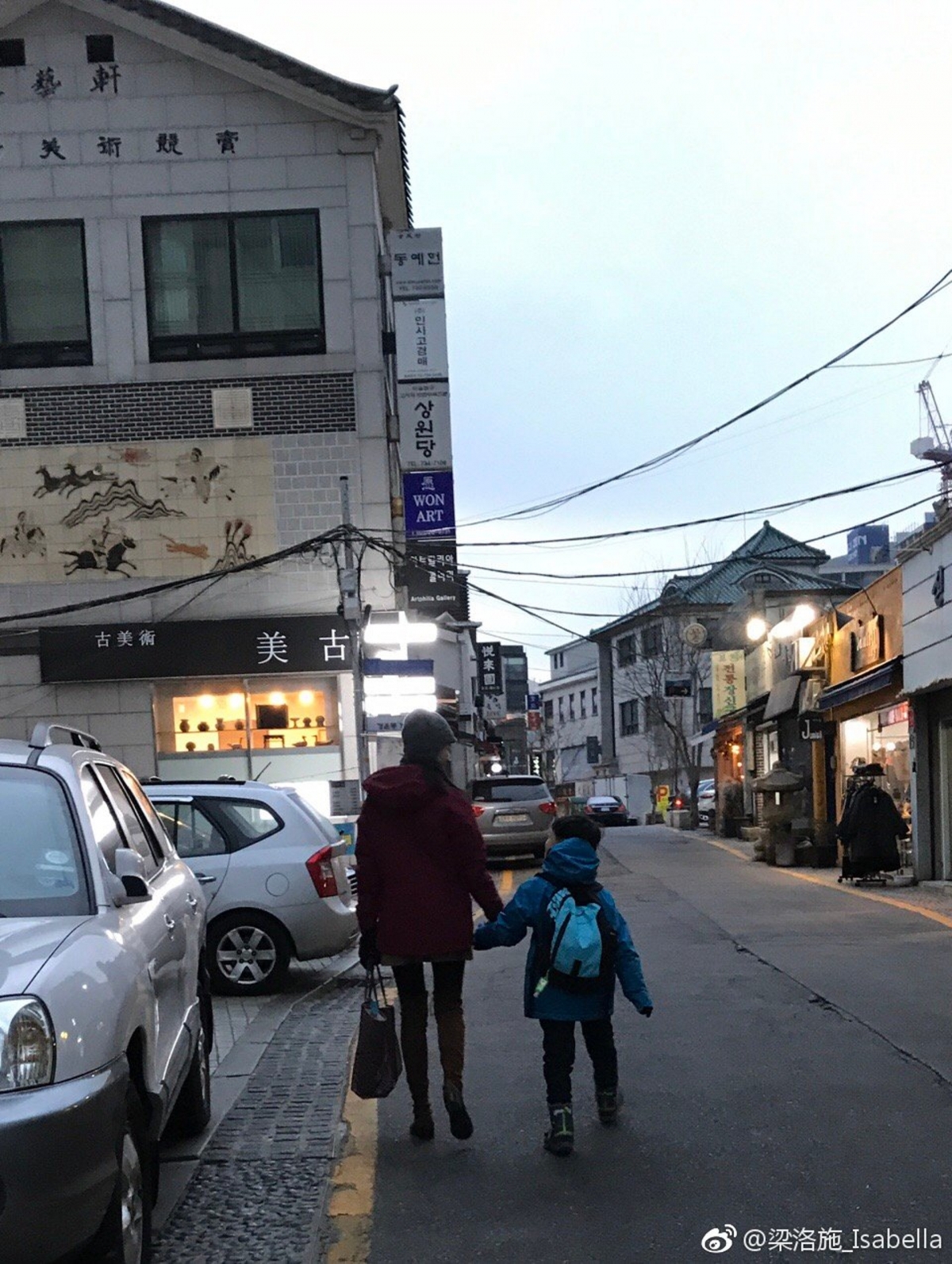 雖然未能如願嫁入豪門,不過 Isabella 總算生活無憂。分手並退隱娛樂圈後,她帶著三名寶貝仔移居加拿大生活,閒時與兒子做做手作、逛逛街市,不時為兒子下廚做飯、過著平凡低調的幸福生活。
