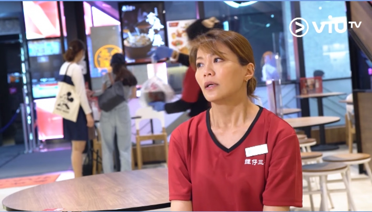 ViuTV中女唔易做｜康子妮拿出紙巾抹眼淚後，概嘆了一聲，並認為做樓面真的是毫不簡單