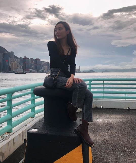 李佳芯(Ali)在這幾年來靠實力榮升女神,身分亦由主持變到劇集女主角。熱愛藝術的她打扮偏文青風,斯文典雅帶點藝術感