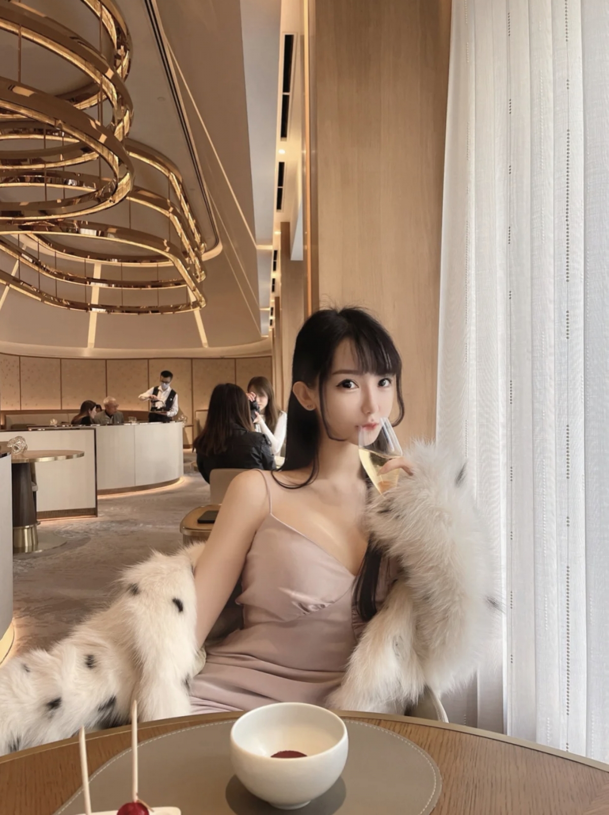 她不時大方大曬身材,身上的名牌手袋和飾物都十分搶眼,符合「白富美」網紅