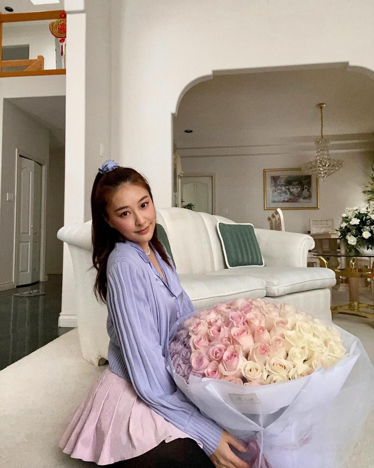 陳瀅亦是富貴的女藝人,她早前獨自搬入價值3千萬港幣的九龍豪宅,不時都大曬家中的長樓梯和華麗裝潢。