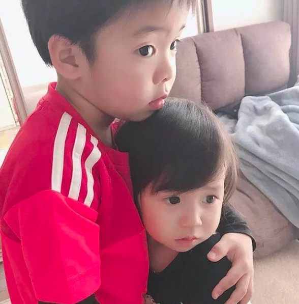 年紀輕輕的他已經有當哥哥的責任心,剛出生幾天哥哥就每天圍在她的身邊,抱著她還看她睡覺的模樣